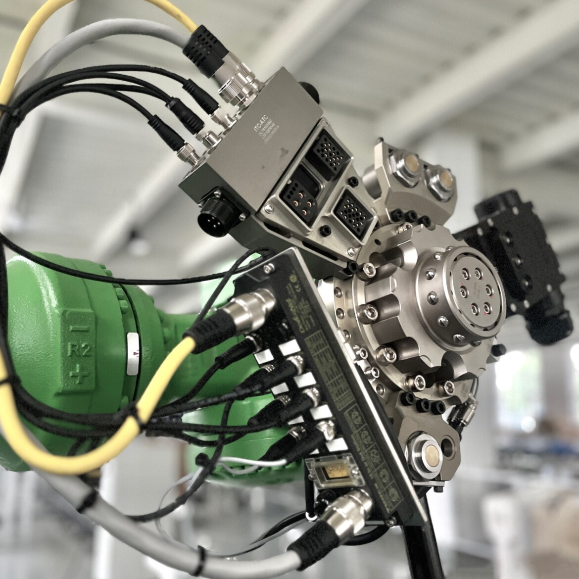 工業(yè)機(jī)器人搭載400系列連接器的布線特寫